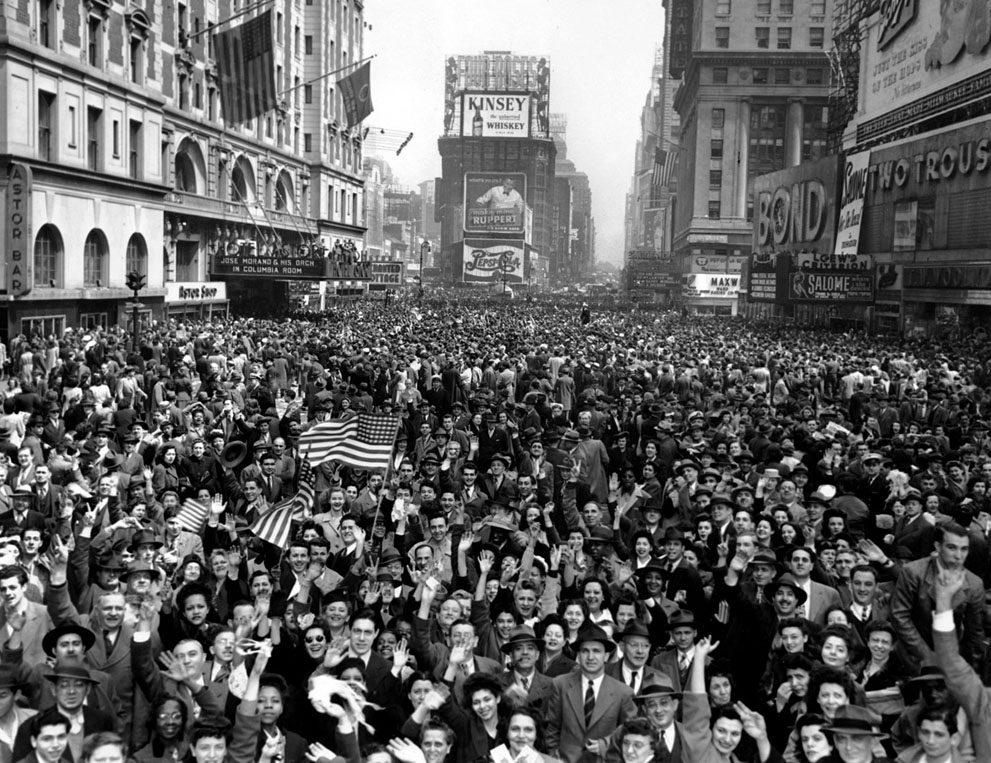 Таймс Сквер в Нью-Йорке заполнена людьми, празднующими победу над Германией, 7 мая 1945 года